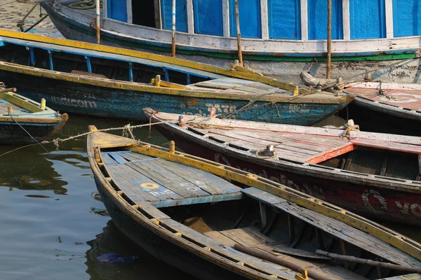 Barevné lodě na hnědé vody ganges river, varanasi, Indie — Stock fotografie