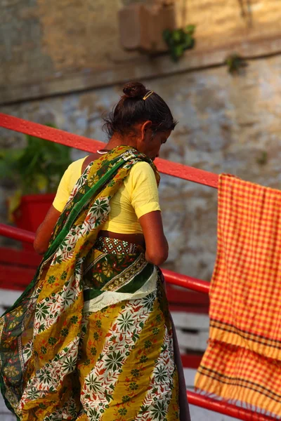 Femei indiene în haine naționale în Varanasi, Uttar Pradesh, India . — Fotografie, imagine de stoc