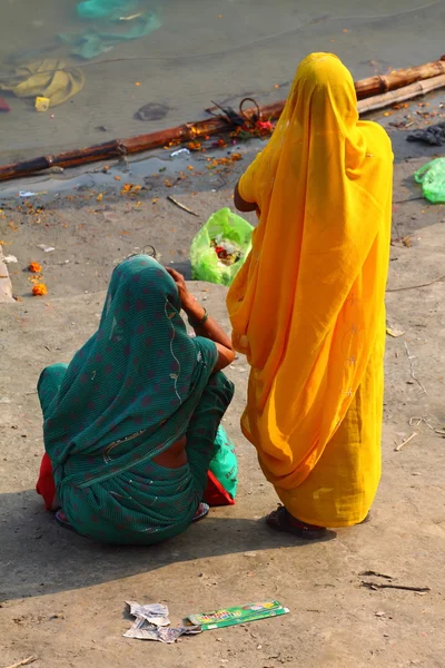 Femei indiene în haine naționale în Varanasi, Uttar Pradesh, India . — Fotografie, imagine de stoc