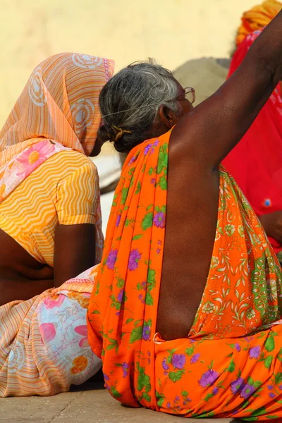 Indische Frauen in Nationalkleidung in Varanasi, uttar pradesh, Indien. — Stockfoto