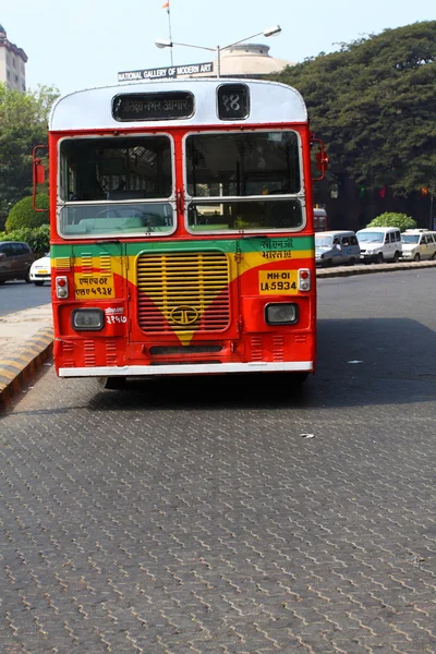 Mumbai rode bus. — Stockfoto