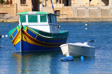 köy ve Malta geleneksel renkli tekneler