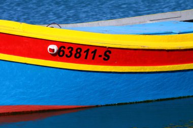 köy ve Malta geleneksel renkli tekneler
