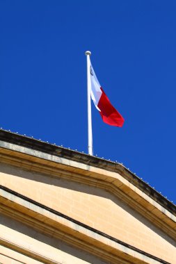 Mavi gökyüzü Rüzgar sırasında Malta bayrağı
