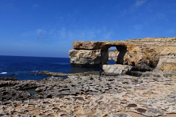 Лазурное окно, знаменитая каменная арка на острове Гозо, Мальта — стоковое фото