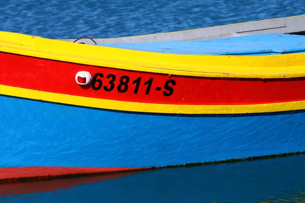 Village and traditional colorful boats in Malta — Stock Photo, Image