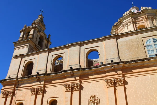 Gevel van de st. paul's cathedral, mdina, malta — Stockfoto
