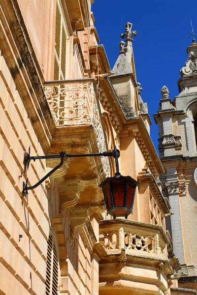 Klasyczna Architektura gotycka na dom na starym mieście mdina na Malcie — Zdjęcie stockowe
