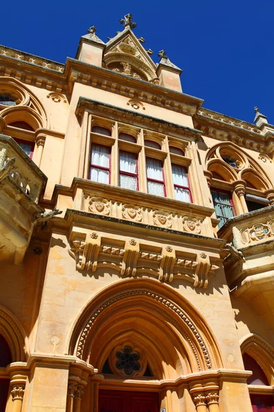 Klassieke gotische architectuur op een huis in de oude stad mdina in malta — Stockfoto