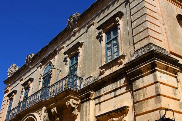 Tradycyjne maltańskie architektury w valletta, malta — Zdjęcie stockowe
