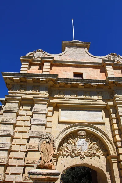 Классическая готическая архитектура на доме в старом городе Мдина на Мальте — стоковое фото