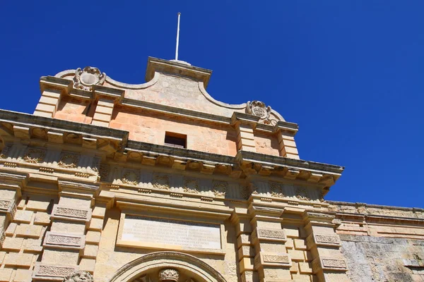 Klassisk gotisk arkitektur på ett hus i den gamla staden Mdinas i malta — Stockfoto