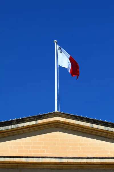 Bandeira de Malta contra céu azul durante o vento — Fotografia de Stock