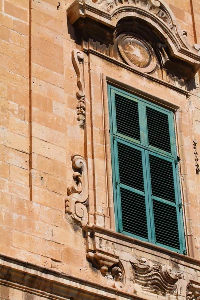 Traditionelle maltesische Architektur in valletta, malta — Stockfoto