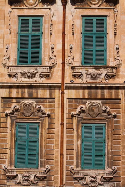 Arquitectura tradicional maltesa en La Valeta, Malta — Foto de Stock