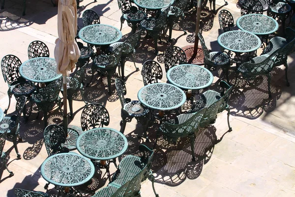 Green cafe chairs in the harbour of Valletta, Malta — Stock Photo, Image