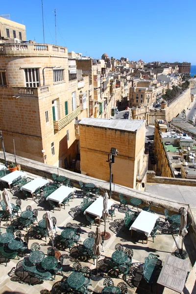 Zöld kávézóban székeket a kikötőben, Valletta, Málta — Stock Fotó