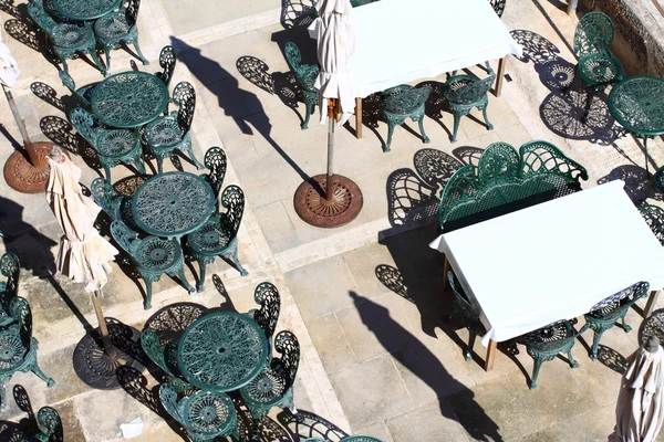 Πράσινο καφετέρια καρέκλες στο λιμάνι της Βαλέτας, Μάλτα — Φωτογραφία Αρχείου