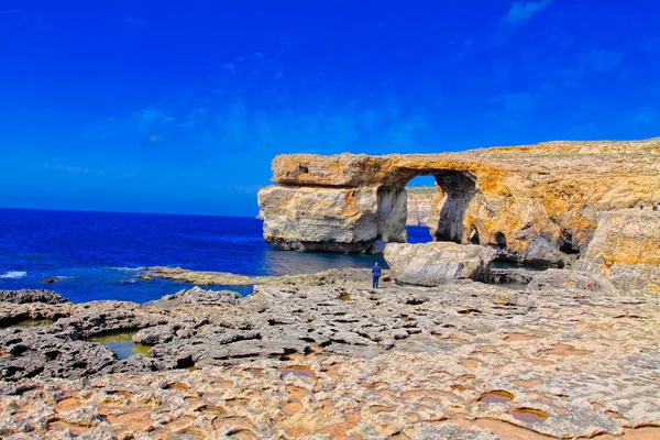 AZÚROVÉ okno, slavný kamenný oblouk na ostrově gozo, malta. obraz HDR — Stock fotografie