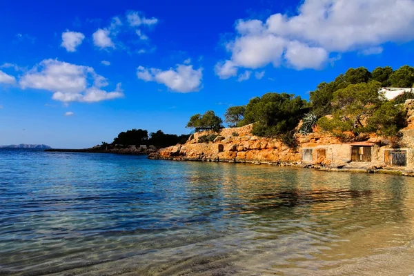 Tipikus strandjától Ibiza, Baleári-szigetek, Spanyolország. HDR-kép — Stock Fotó