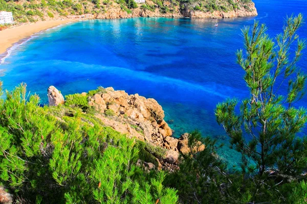 Mooie kleine baai in ibiza Spanje. HDR-afbeelding — Stockfoto
