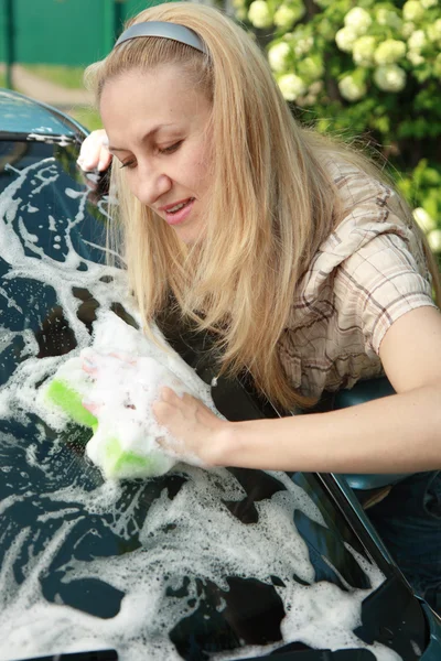 Young woman washing her car — Stock Photo, Image