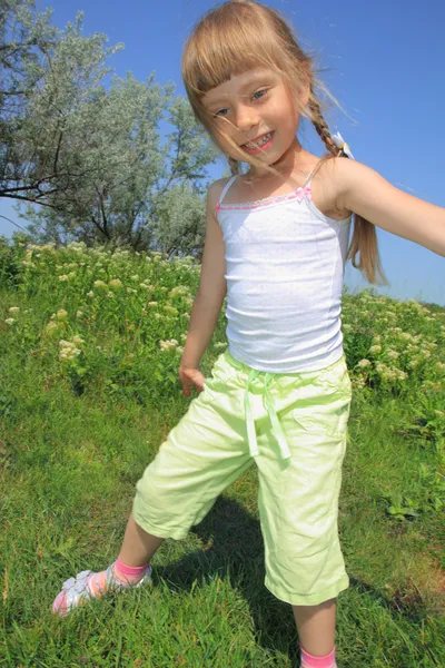 Küçük kız koşuyor — Stok fotoğraf
