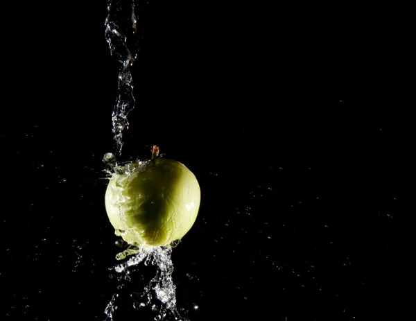 Manzana y agua salpicada — Foto de Stock