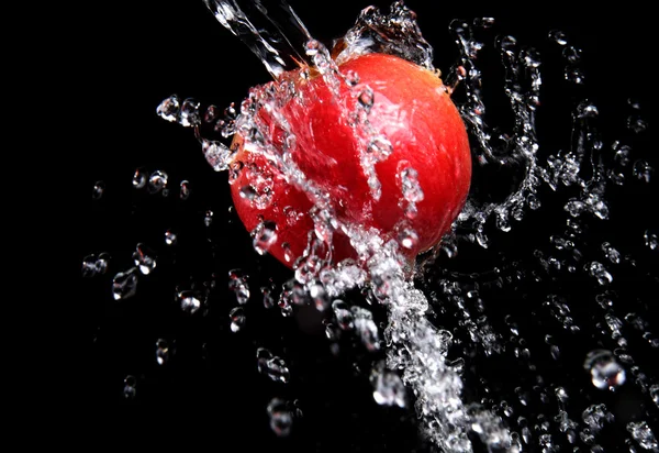 Tatlı su sıçrama ve elma — Stok fotoğraf
