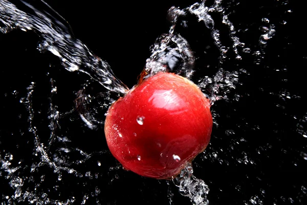 Всплеск пресной воды и яблоко — стоковое фото