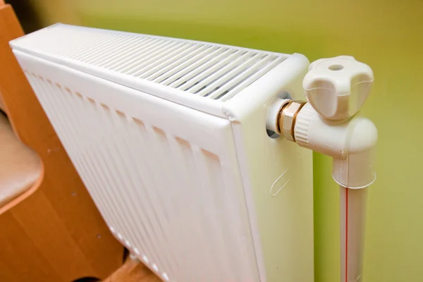 Bílý radiátor s radiátoru termostat. — Stock fotografie