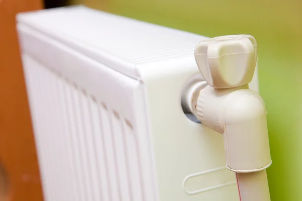 Radiador branco com termostato de radiador . — Fotografia de Stock