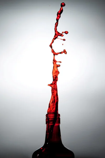 Um fluxo de álcool de uma garrafa . — Fotografia de Stock