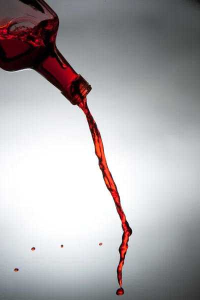 Um fluxo de álcool de uma garrafa . — Fotografia de Stock