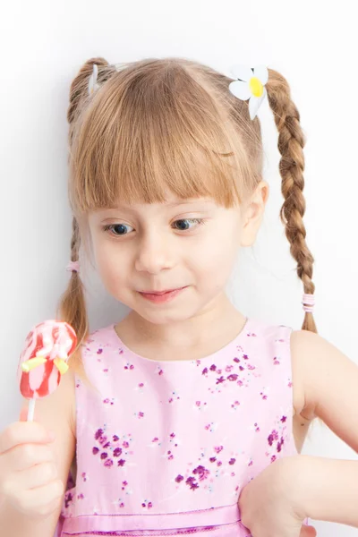 Una chica mira hacia arriba con dulces —  Fotos de Stock