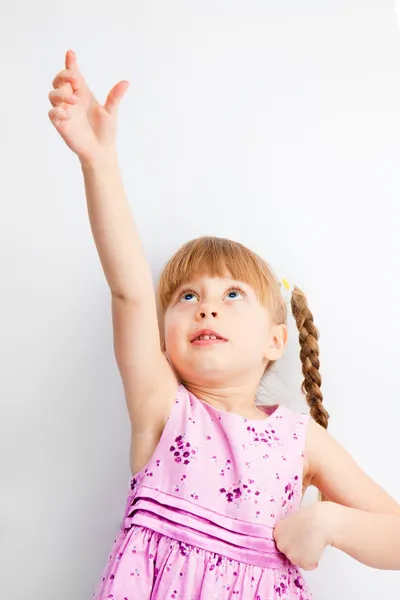 Een klein meisje bereiken voor iets — Stockfoto