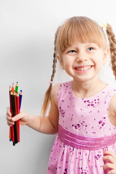 Kalem tutan küçük bir kız — Stok fotoğraf