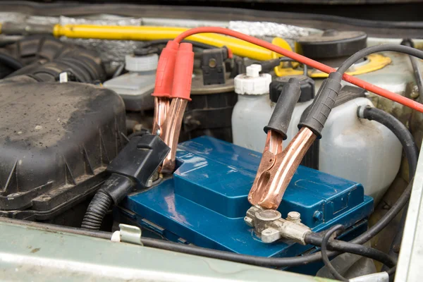 Loading the car battery — Stock Photo, Image