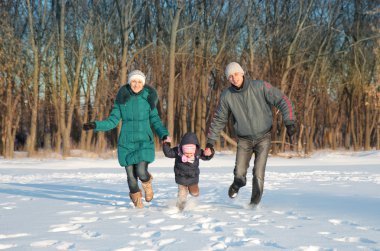 Aile parkta koşuyor