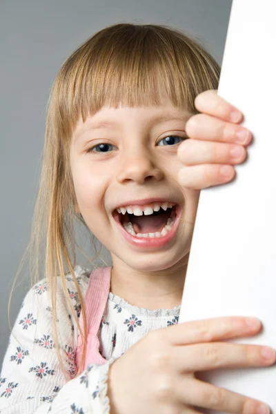 Retrato de estudio de una chica riendo — Foto de Stock