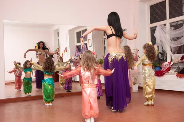 Вчитель танців Східні вчить дітей — стокове фото