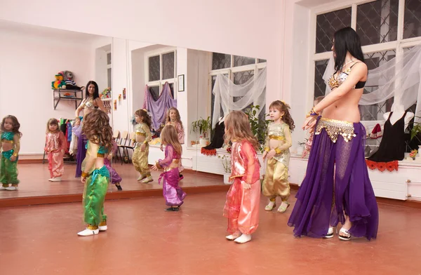Ανατολίτικος χορός δάσκαλος διδάσκει τα παιδιά — Φωτογραφία Αρχείου
