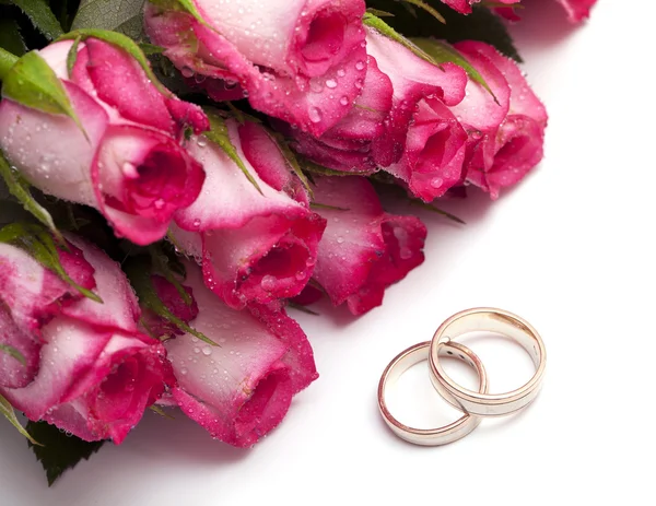 粉红色玫瑰与液滴和结婚戒指 — 图库照片