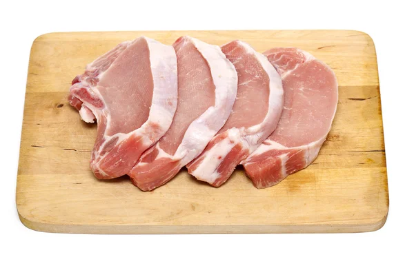 Trozos de carne sobre tabla de madera — Foto de Stock