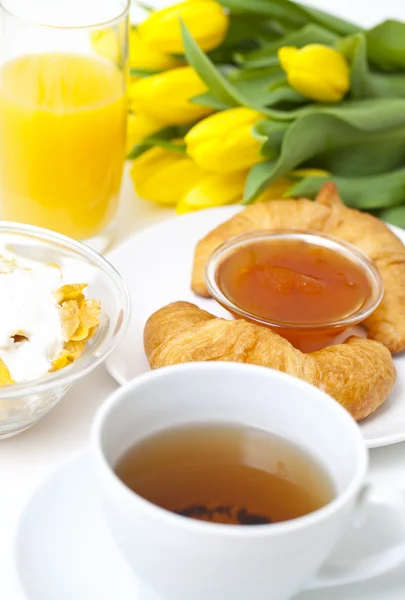 Continental breakfast and flowers — Stock Photo, Image