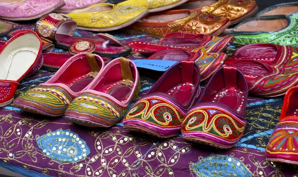 Σειρές από πολύχρωμα παπούτσια — Φωτογραφία Αρχείου