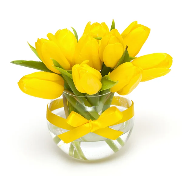 Tulipanes amarillos en un jarrón de vidrio —  Fotos de Stock