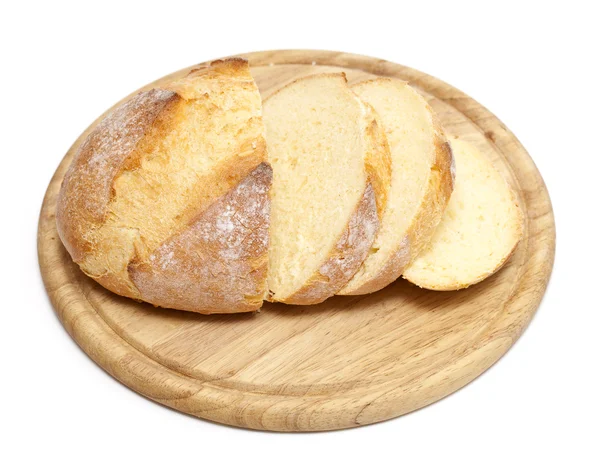 Pan recién horneado en tabla de cortar de madera — Foto de Stock