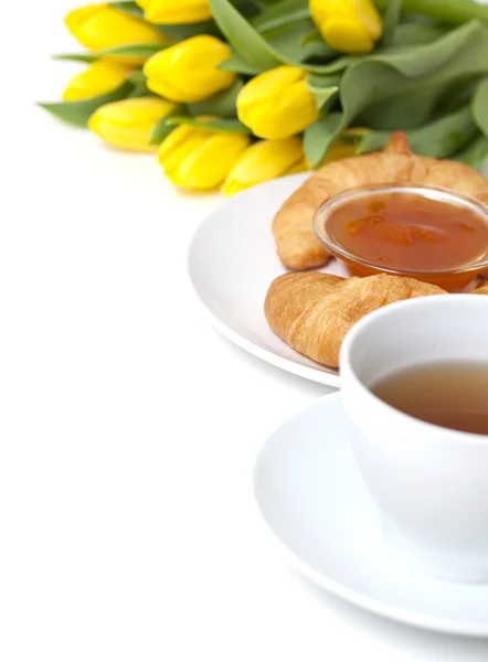 Continental breakfast and flowers, empty space for your text — Stock Photo, Image