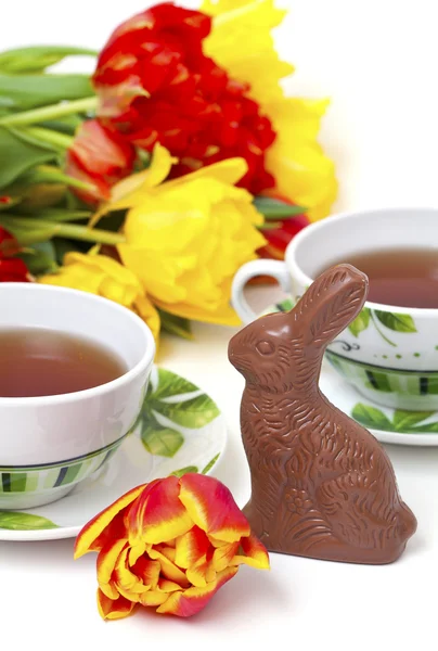 Easter chocolate bunny, tulips and tea — Stock Photo, Image